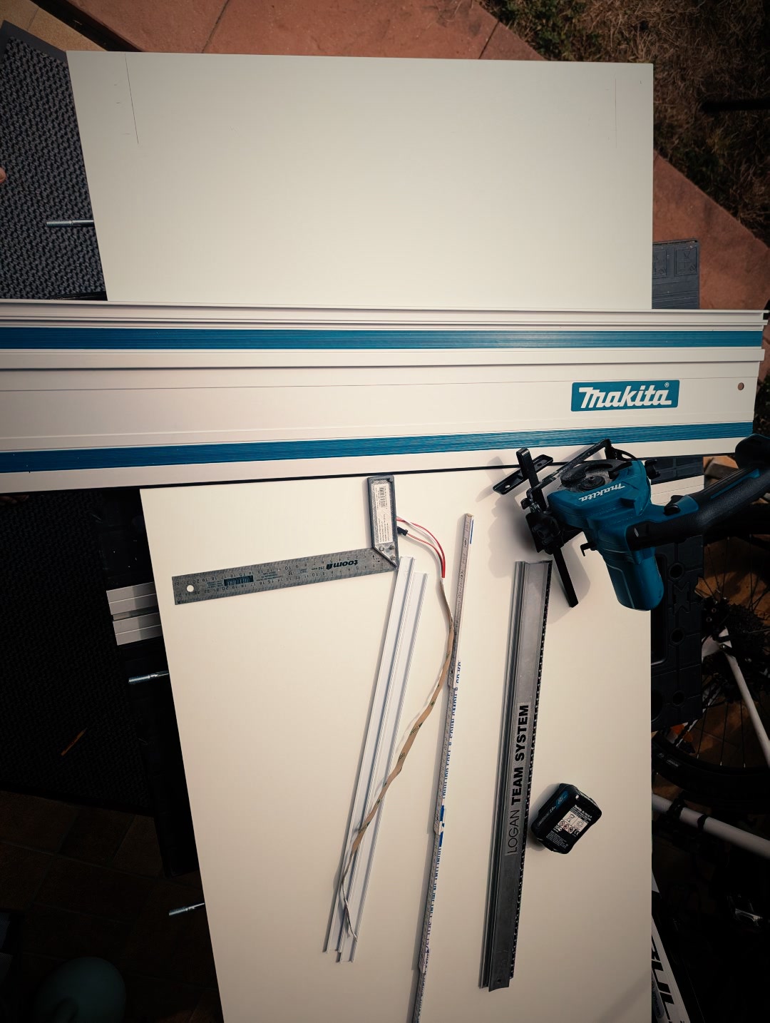 Headboard, guide rail and aluminium profiles